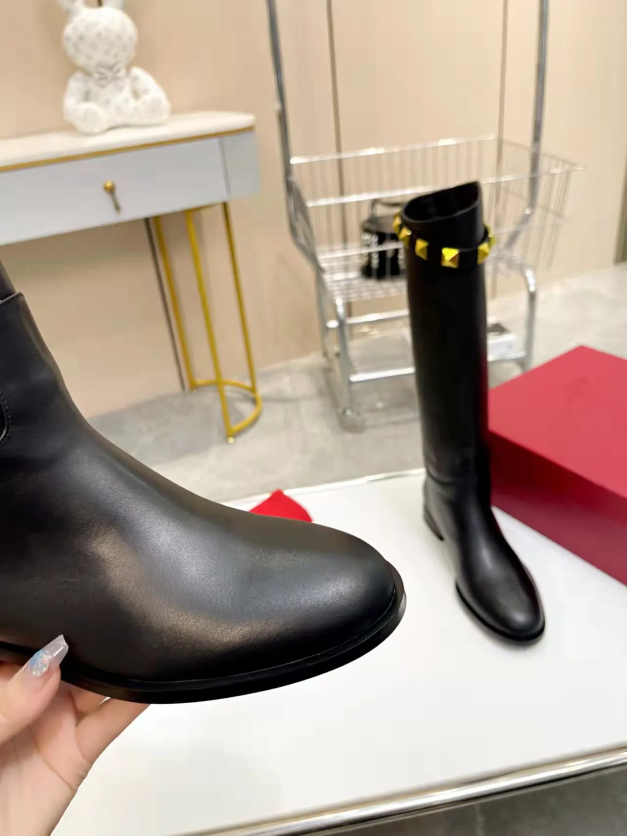 👟👟Ex-factory price 740👟👟 Genuine leather sole +40🆕 Valentino. Valentino autumn and winter fashion women's boots: Comfortable and versatile on the upper feet, showing long legs, Fabric: Imported first-layer cowhide ⚡The most popular V buckle ⚡Inside feet all genuine leather Code number: 35−40 (Customized size 41) Boot height: 15 inches